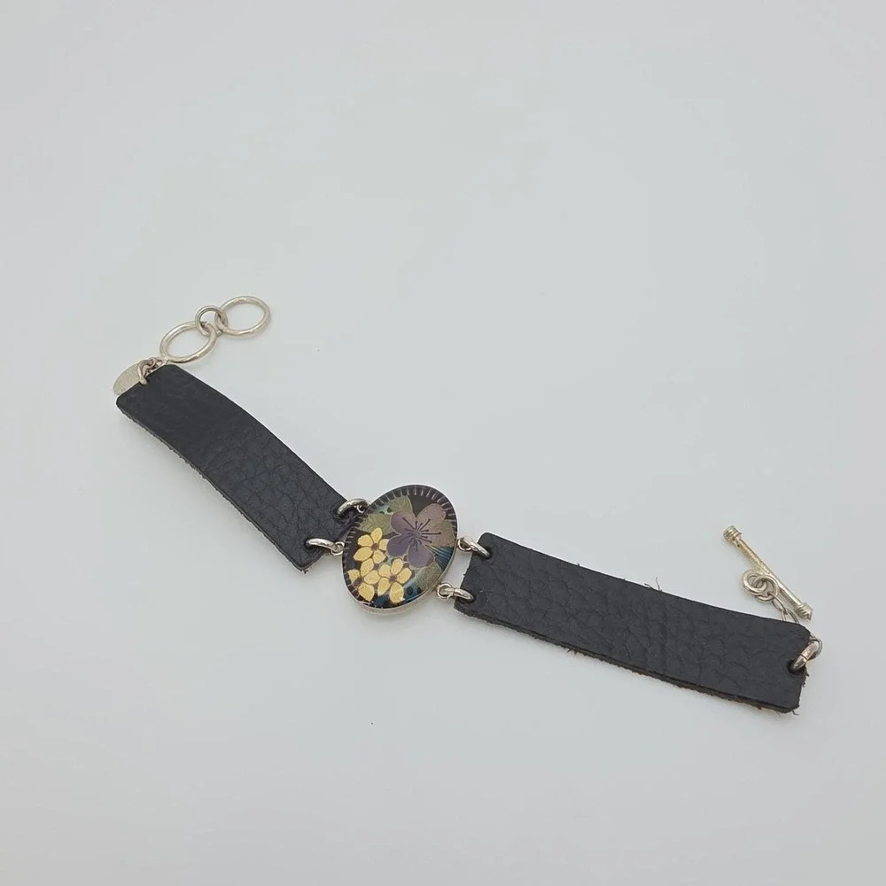 SPIRIT LALA Bracelet Floral‎ Design Purple & Gold Leather Band Resin Toggle 7